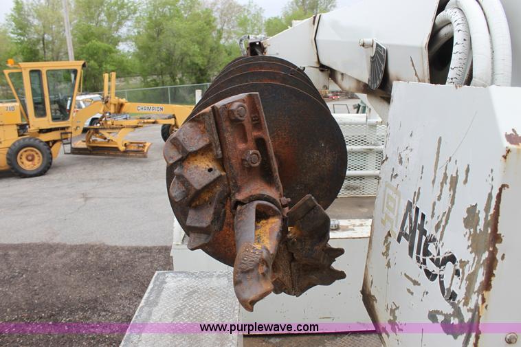 image for item D7675 1987 International 1954 derrick digger truck