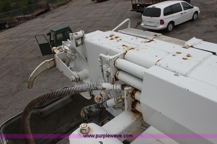 image for item D7675 1987 International 1954 derrick digger truck