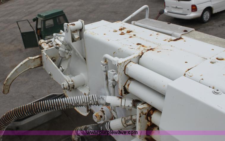 image for item D7675 1987 International 1954 derrick digger truck