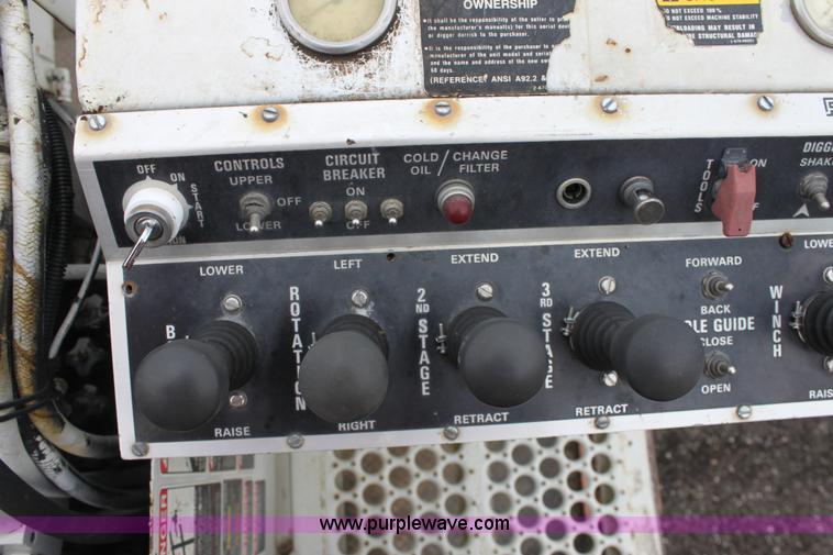 image for item D7675 1987 International 1954 derrick digger truck