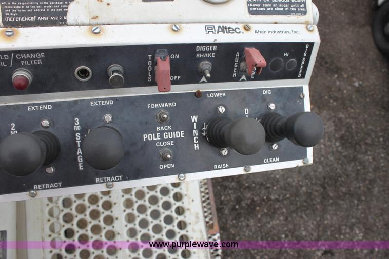 image for item D7675 1987 International 1954 derrick digger truck