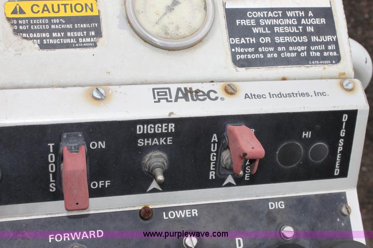 image for item D7675 1987 International 1954 derrick digger truck