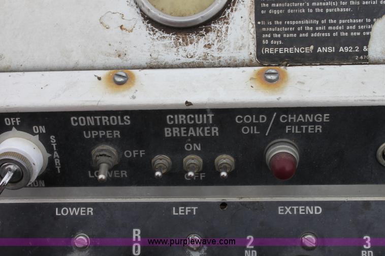 image for item D7675 1987 International 1954 derrick digger truck