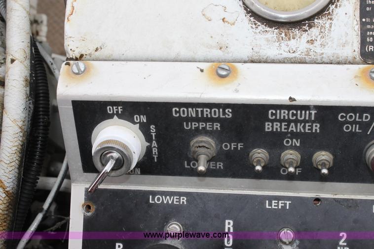 image for item D7675 1987 International 1954 derrick digger truck