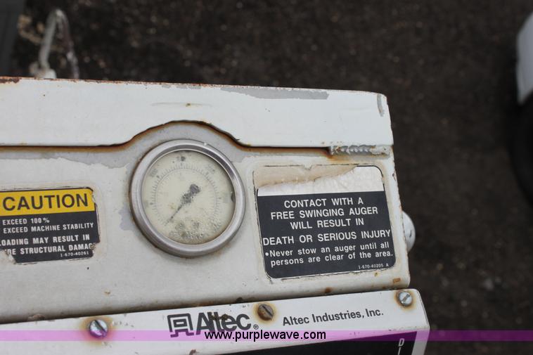 image for item D7675 1987 International 1954 derrick digger truck