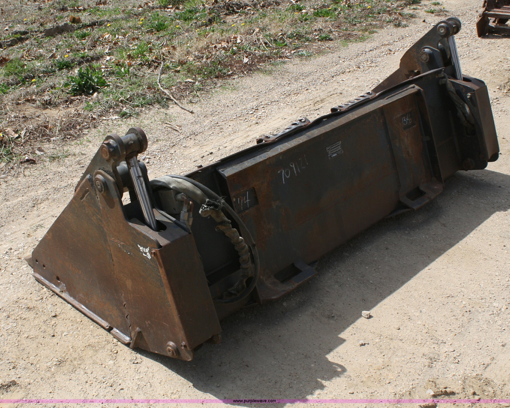 Bobcat 74" combo skid steer bucket in Lawrence, KS Item A6798 sold Purple Wave