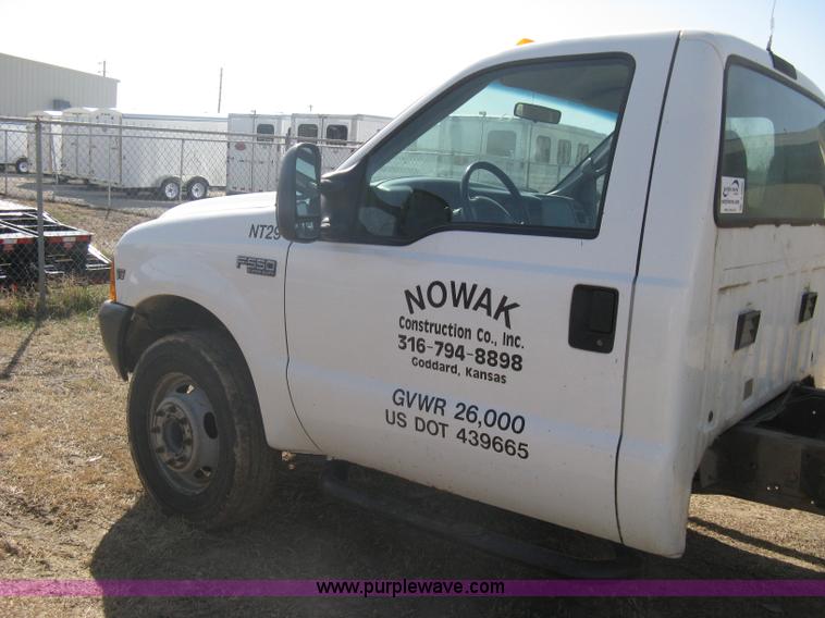 image for item A6086 1999 Ford F550 Super Duty truck cab and chassis