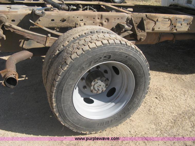 image for item A6086 1999 Ford F550 Super Duty truck cab and chassis