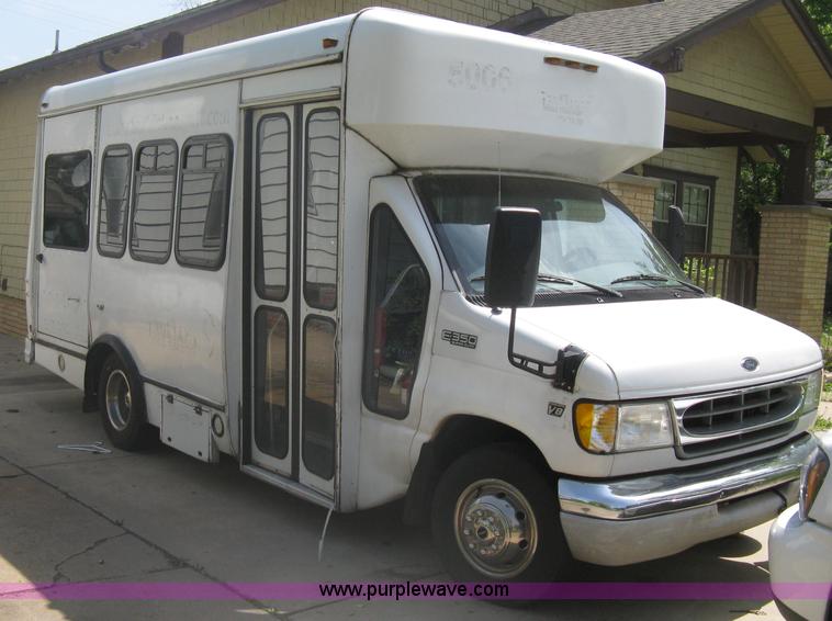 image for item A6310 2002 Ford E350 Super Duty passenger van
