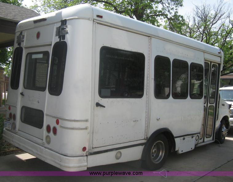 image for item A6310 2002 Ford E350 Super Duty passenger van