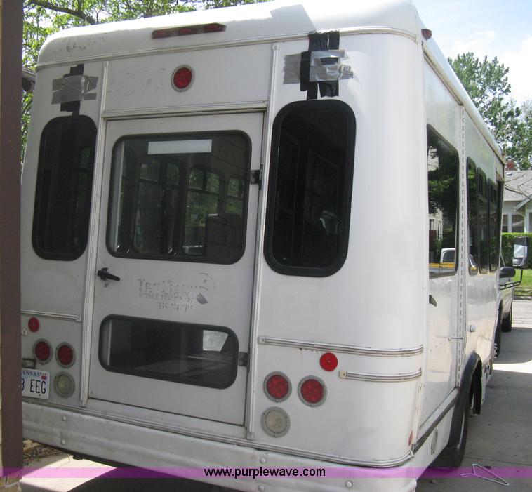 image for item A6310 2002 Ford E350 Super Duty passenger van