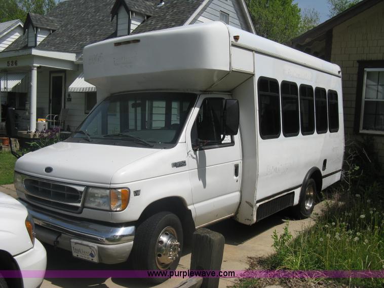 image for item A6310 2002 Ford E350 Super Duty passenger van