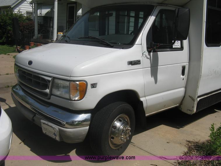 image for item A6310 2002 Ford E350 Super Duty passenger van