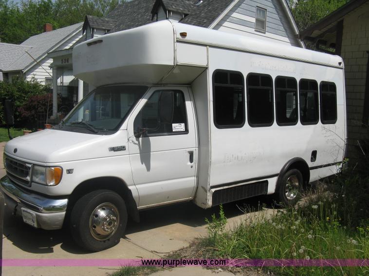 image for item A6310 2002 Ford E350 Super Duty passenger van