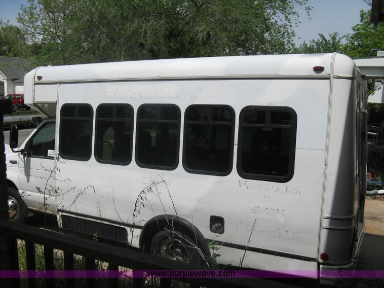 image for item A6310 2002 Ford E350 Super Duty passenger van