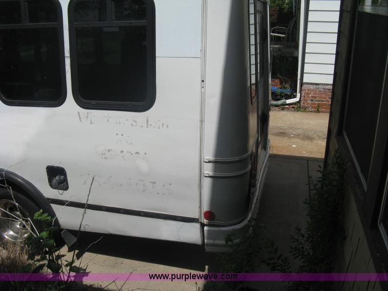 image for item A6310 2002 Ford E350 Super Duty passenger van