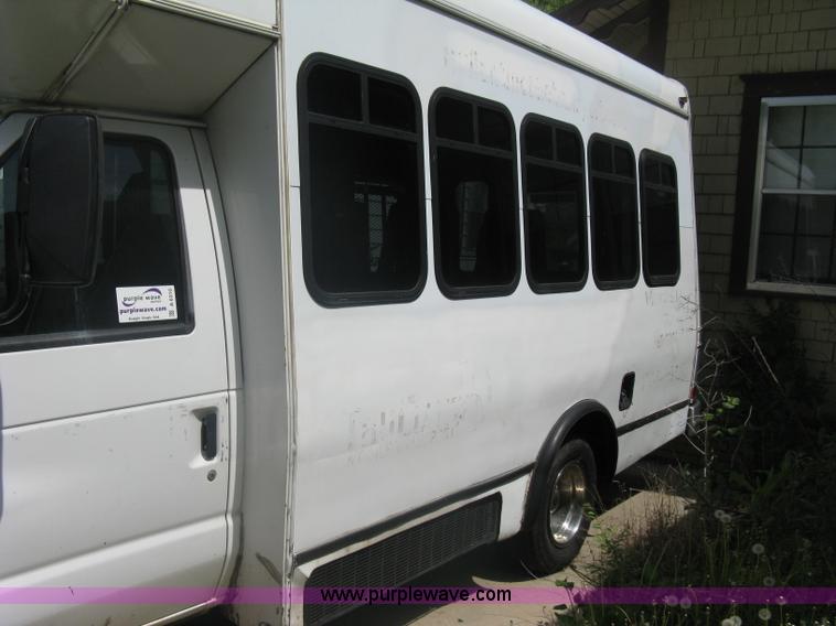 image for item A6310 2002 Ford E350 Super Duty passenger van