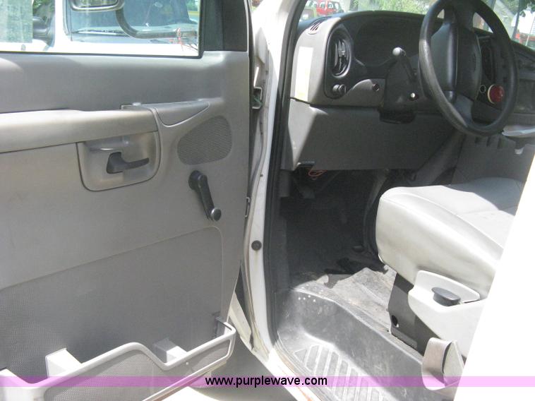image for item A6310 2002 Ford E350 Super Duty passenger van