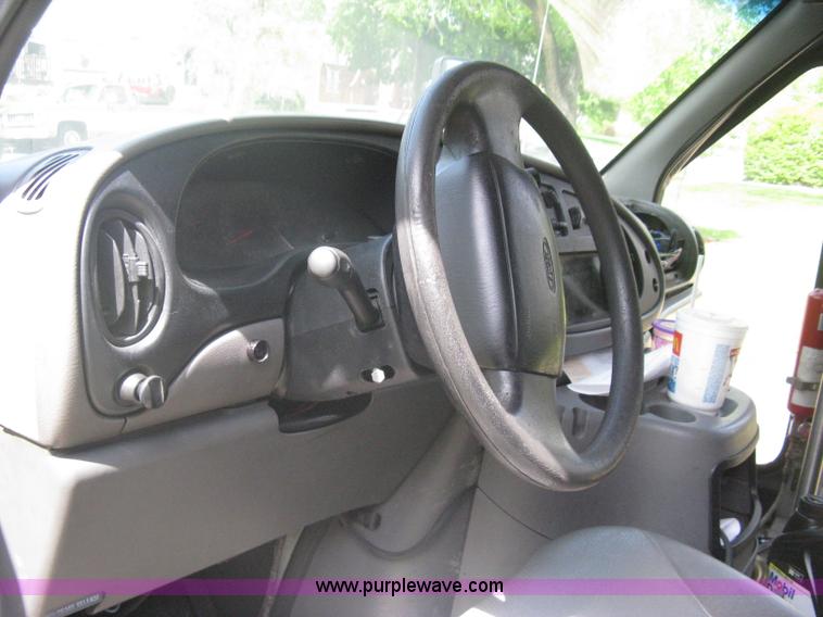 image for item A6310 2002 Ford E350 Super Duty passenger van