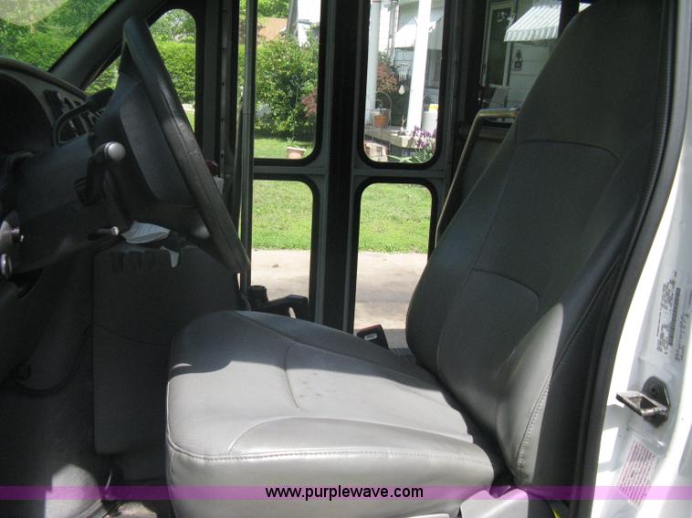 image for item A6310 2002 Ford E350 Super Duty passenger van