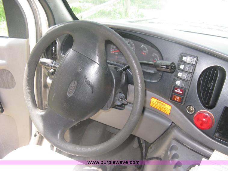 image for item A6310 2002 Ford E350 Super Duty passenger van