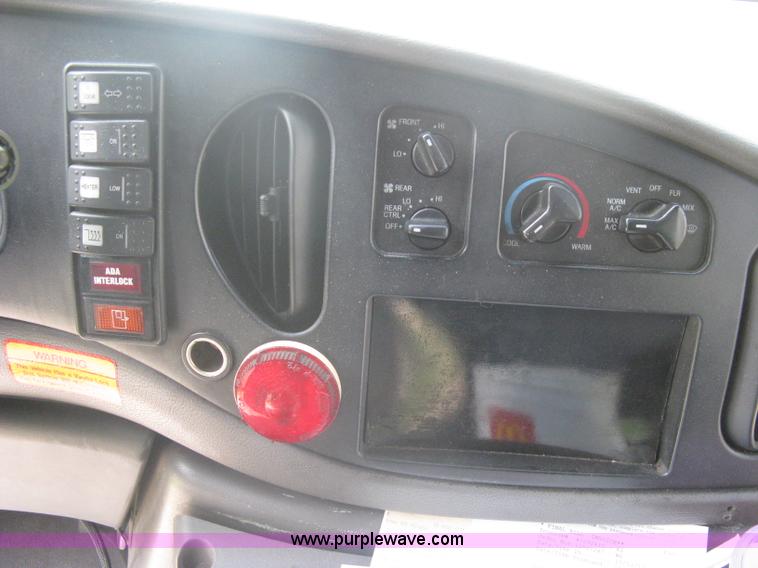 image for item A6310 2002 Ford E350 Super Duty passenger van