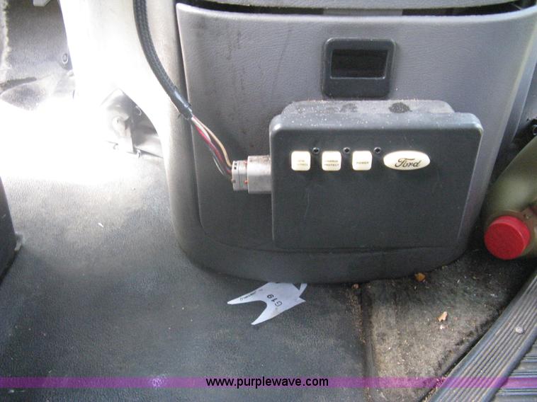 image for item A6310 2002 Ford E350 Super Duty passenger van