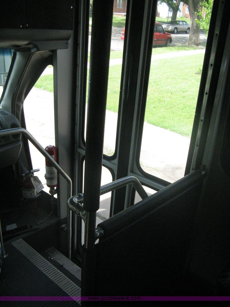 image for item A6310 2002 Ford E350 Super Duty passenger van