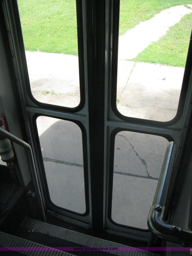 image for item A6310 2002 Ford E350 Super Duty passenger van