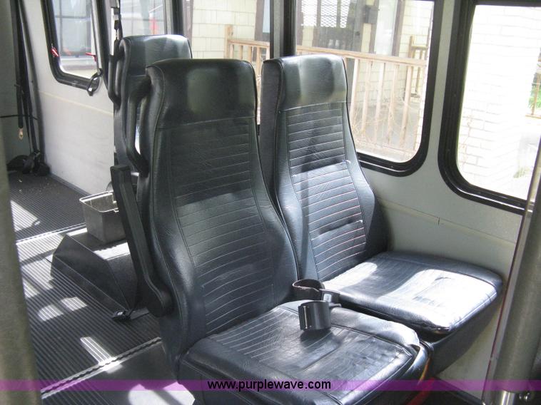 image for item A6310 2002 Ford E350 Super Duty passenger van