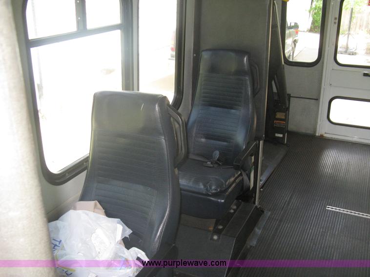 image for item A6310 2002 Ford E350 Super Duty passenger van