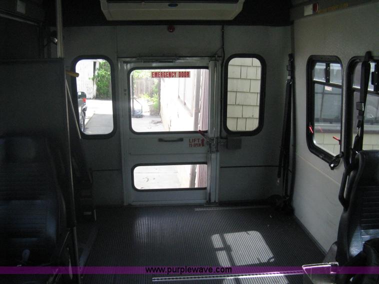 image for item A6310 2002 Ford E350 Super Duty passenger van