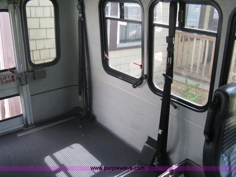 image for item A6310 2002 Ford E350 Super Duty passenger van