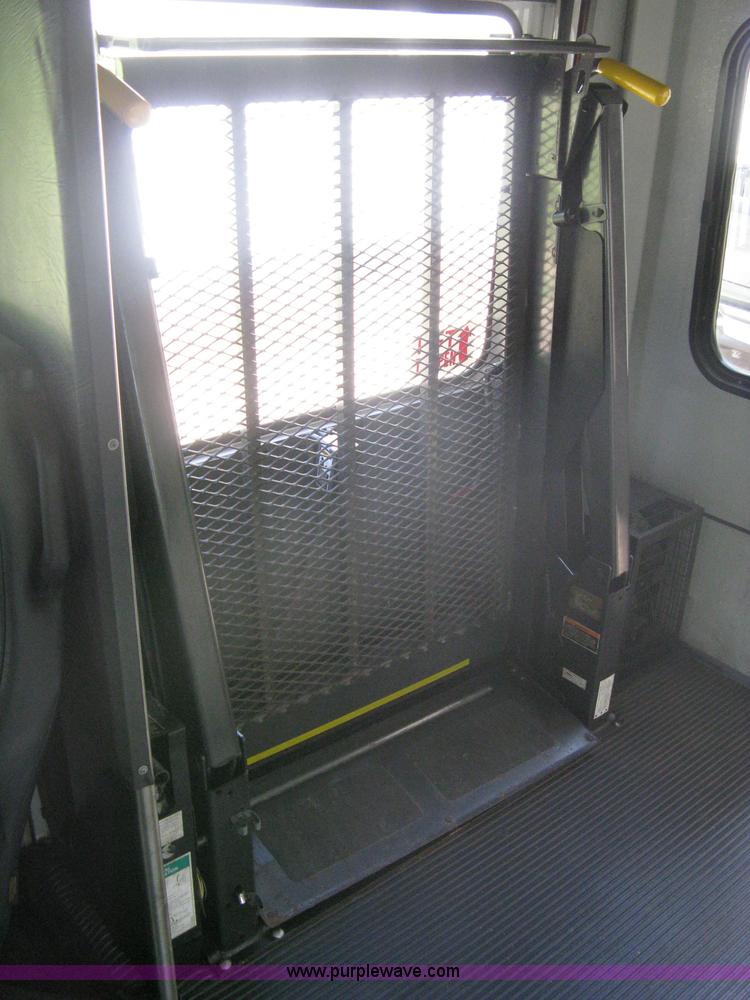 image for item A6310 2002 Ford E350 Super Duty passenger van