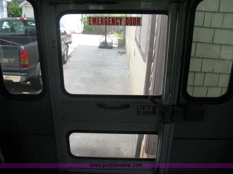 image for item A6310 2002 Ford E350 Super Duty passenger van