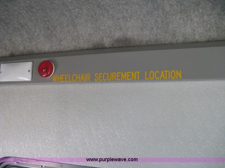 image for item A6310 2002 Ford E350 Super Duty passenger van