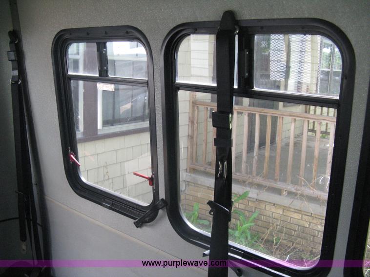 image for item A6310 2002 Ford E350 Super Duty passenger van