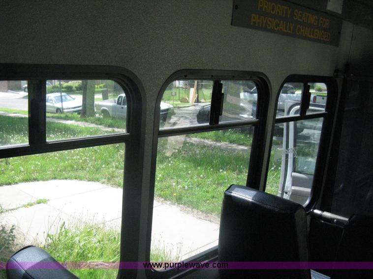 image for item A6310 2002 Ford E350 Super Duty passenger van