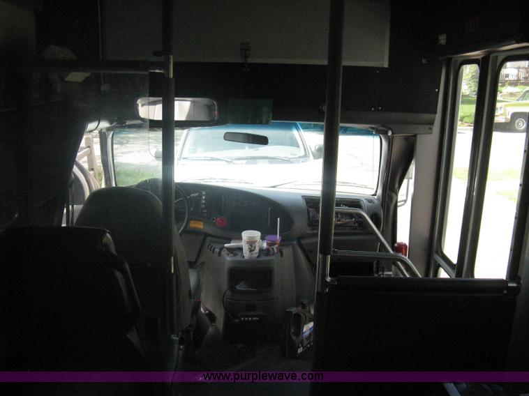 image for item A6310 2002 Ford E350 Super Duty passenger van