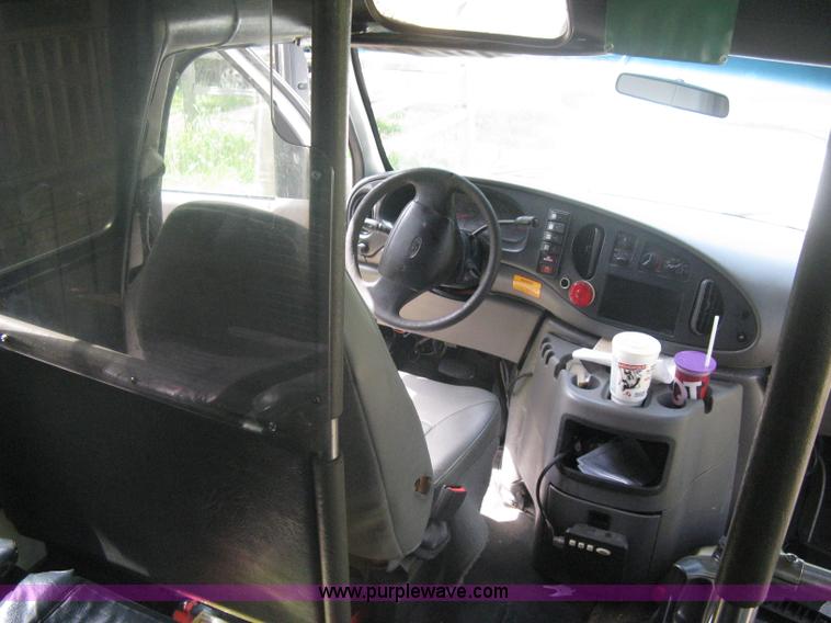 image for item A6310 2002 Ford E350 Super Duty passenger van