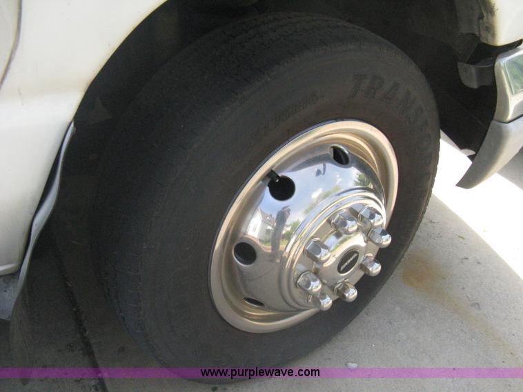 image for item A6310 2002 Ford E350 Super Duty passenger van