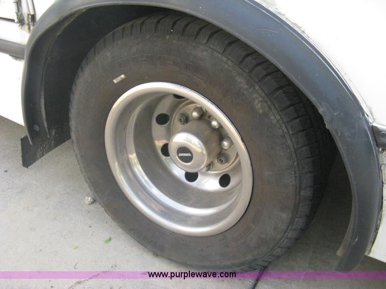 image for item A6310 2002 Ford E350 Super Duty passenger van