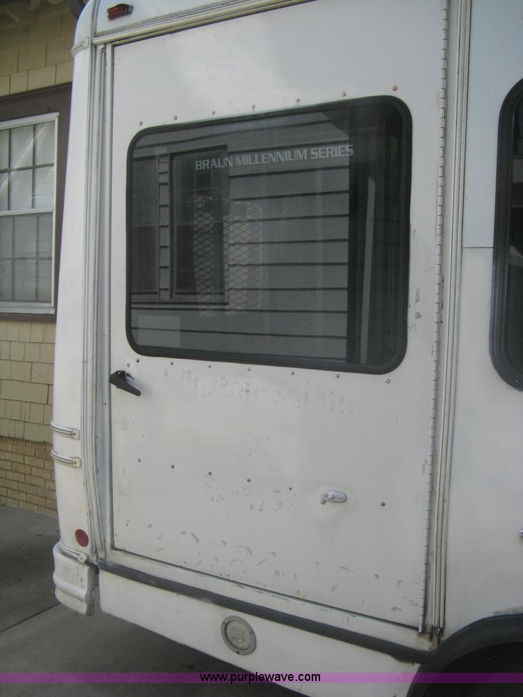 image for item A6310 2002 Ford E350 Super Duty passenger van