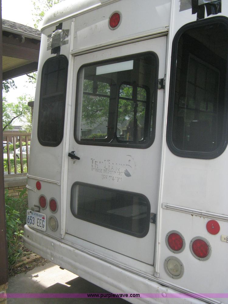 image for item A6310 2002 Ford E350 Super Duty passenger van