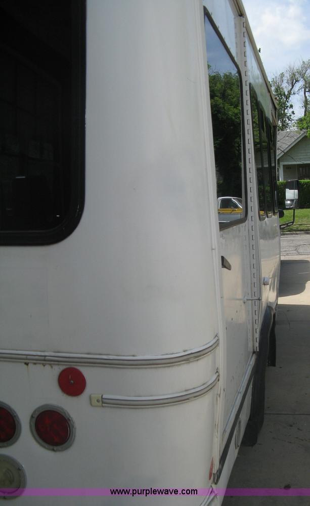 image for item A6310 2002 Ford E350 Super Duty passenger van