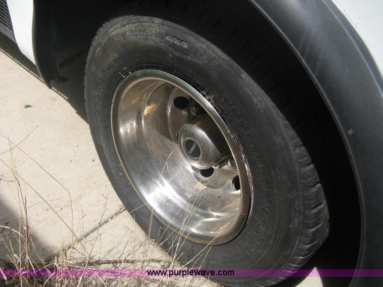 image for item A6310 2002 Ford E350 Super Duty passenger van