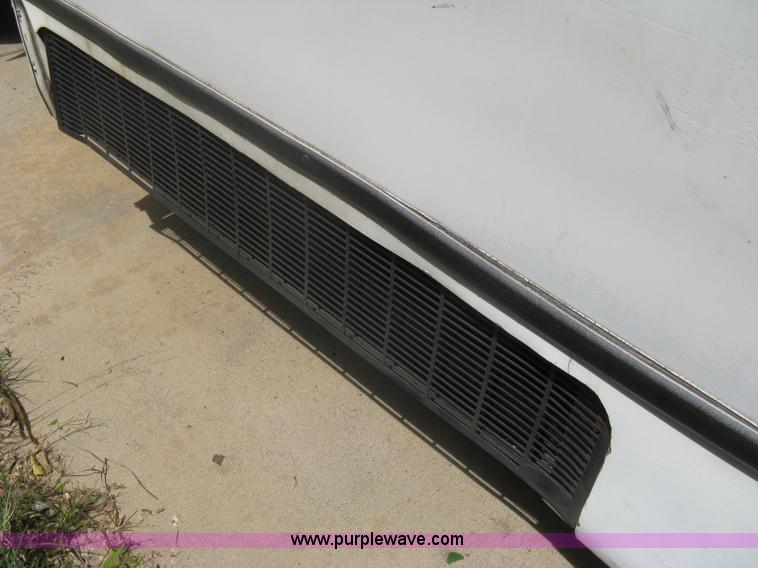 image for item A6310 2002 Ford E350 Super Duty passenger van