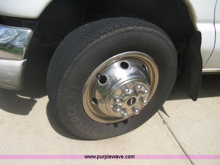 image for item A6310 2002 Ford E350 Super Duty passenger van