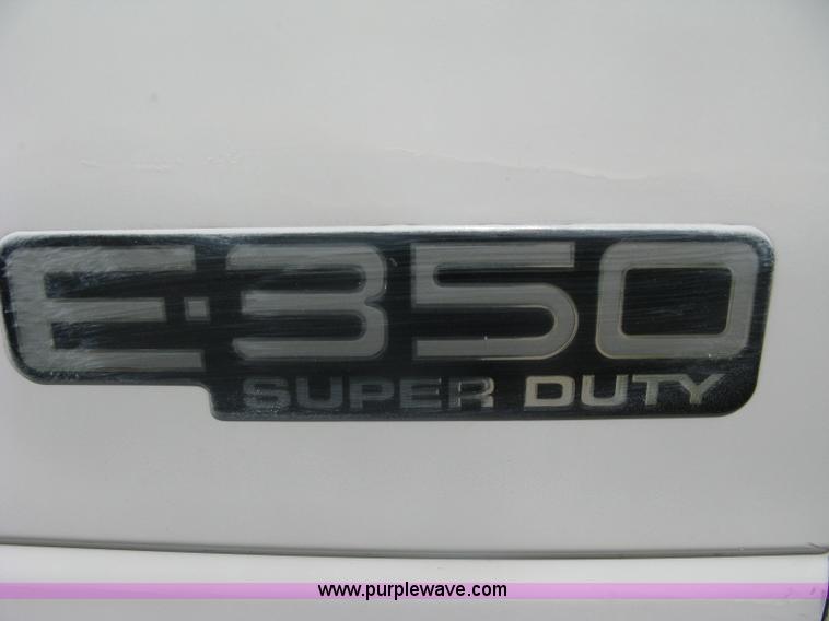 image for item A6310 2002 Ford E350 Super Duty passenger van