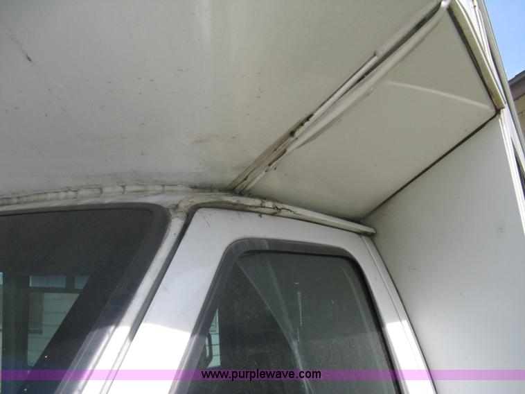 image for item A6310 2002 Ford E350 Super Duty passenger van